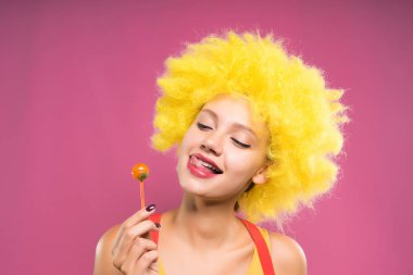 Onun elinde Chupa Chups ile kız yalıyor, aç