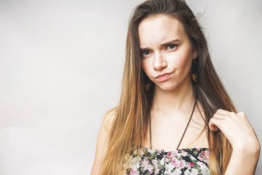 Kamera, beyaz isteyen şüpheci tatminsiz kadın