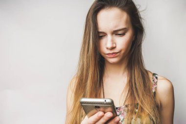 Cep telefonu için arayan kadın sevmez