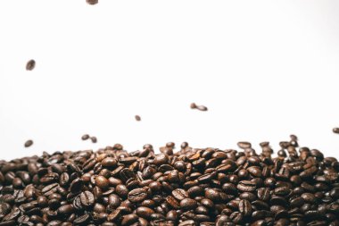 tahıl düşen kahve çekirdekleri yakın çekim, beyaz arka plan,