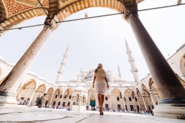 Bir eşarp genç bir Müslüman kadın Istanbul camiye gider. Yaz tatili, seyahat. İspanyol kız, İran, Suriye kadın