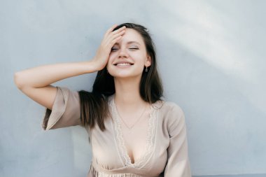 Genç kadın Parlatıcı zevk, mutlu gülümseyen, boşaltmak, ihale güzel elbise