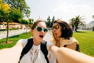 İki gülümseyen bir selfie arkadaş. Farklı uluslardan, dostluk insanlar,