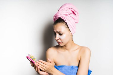 çapraşık kız duş çok renkli tarak görünüyor sonra