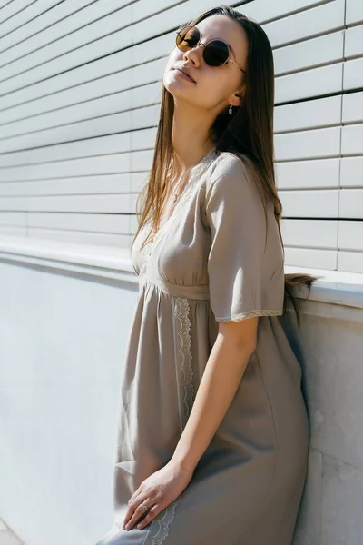 Mulher glamorosa em um vestido posando ao ar livre, óculos redondos — Fotografia de Stock