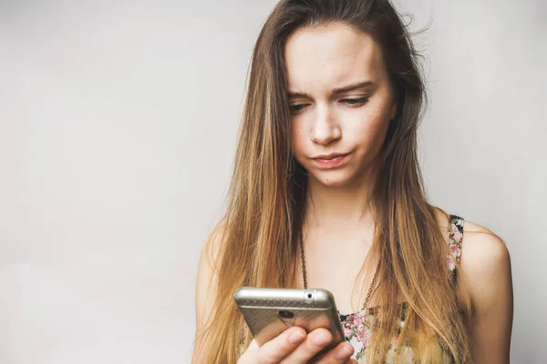 Woman looking to mobile phone, dont like — Stock Photo, Image