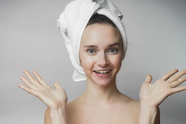 美容女性の顔の肖像画。美しいモデルは、完璧な新鮮なきれいな Skin.towel を持つ少女の頭の上。若さと肌ケアのコンセプト. — ストック写真