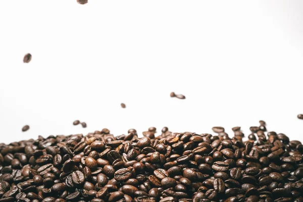 tahıl düşen kahve çekirdekleri yakın çekim, beyaz arka plan,