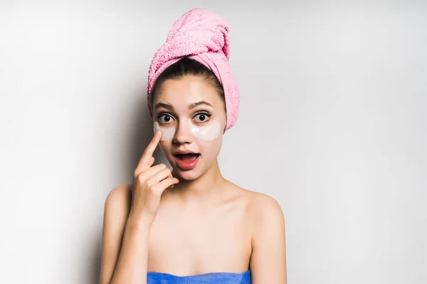 Chica divertida después de la ducha con una toalla en la cabeza, aislado — Foto de Stock