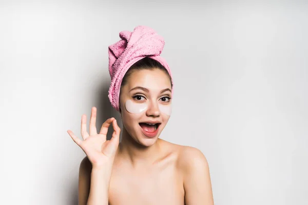 Смешная девушка после душа с полотенцем на голове, изолированные — стоковое фото