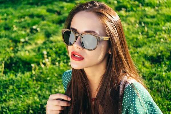 Mujer en gafas, chica con gafas de sol, copyspace, parque verde — Foto de Stock