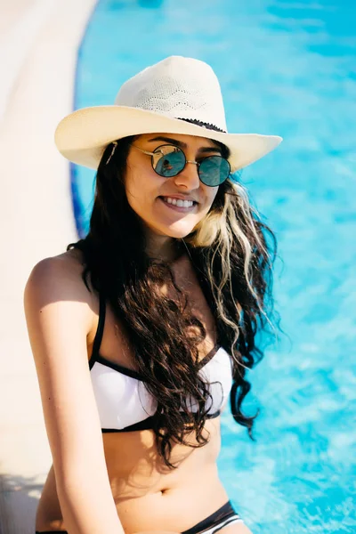 Chica joven en la playa cerca de la piscina, ricas vacaciones — Foto de Stock