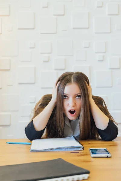 Chica en traje sentado en la oficina y mostrando la cara enojada disgustado — Foto de Stock