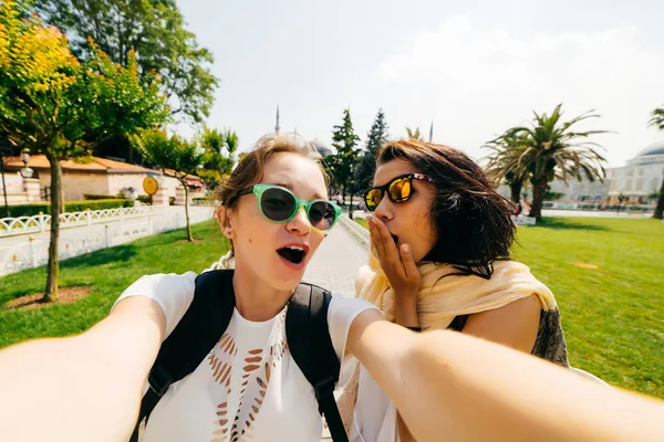 İki gülümseyen bir selfie arkadaş. Farklı uluslardan, dostluk insanlar,