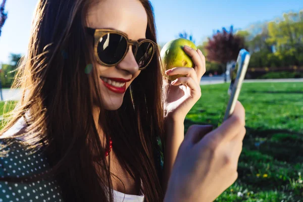 Kadın bir şeyler arıyorum cep telefonu, sağlıklı dişler gülümseme, diş