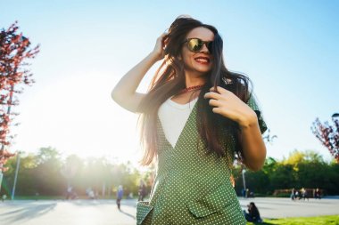 Mutlu gülümseyen Parlatıcı genç kız, sevinç, zevk almak hayat, özgürlük yaz Parlatıcı kavramı