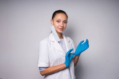 tıbbi giysili güzel Bayan izole kameraya benziyor