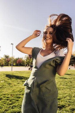 doğanın keyfini ücretsiz mutlu bir kadın. Güzellik kız açık. özgürlük kavramı. gökyüzü ve güneş güzellik kız. Güneş ışınları. keyfi.