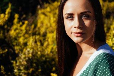 Çimde oturma ve kameraya, sokak arayan kadın