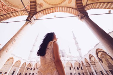 Genç kadın Gezgin ile onu geri Sultanahmet Camii arka plan üzerinde duruyor. Yaz tatillerinde seyahat