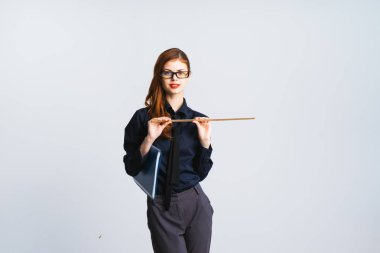 Kırmızı ruj sevimli bir öğretmenle bir cetvel ve elleri mavi bir klasörde tutar