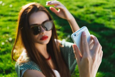 Kadının yapması selfie dışında boşaltmak, güneşli resim, güneş gözlüğü, şehir sokaklarında kız güzel