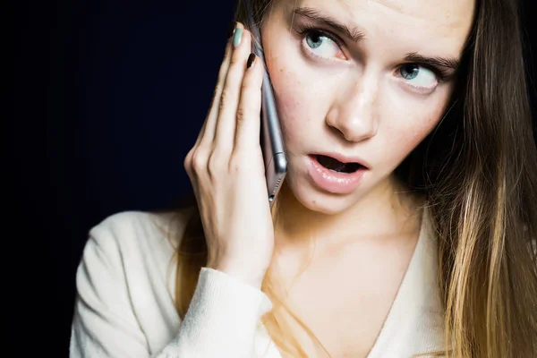 Красивая девушка, разговаривающая по телефону с удивленным лицом — стоковое фото