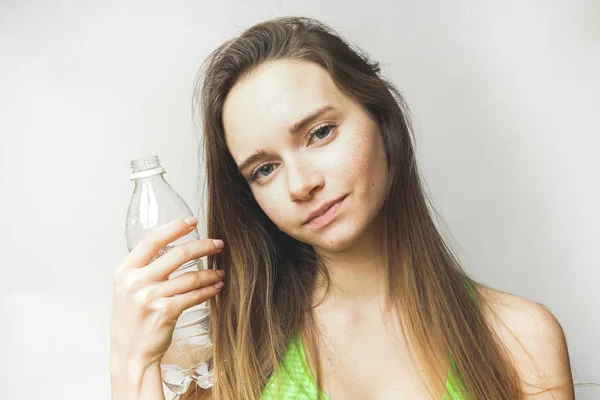 Het meisje na opleiding houdt een fles water — Stockfoto