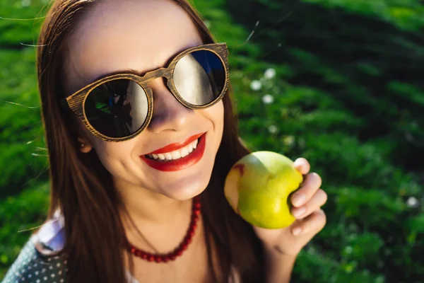 Krásná žena s úsměvem zdravé a bílé zuby, zubní — Stock fotografie