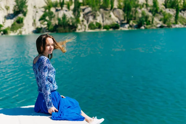 Sahilde rahatlatıcı, oturma dışında tropikal mutlu gülümseyen kadın zevk yaz tatil seyahat, portre kadar mavi su boşaltmak üzerinde kapatın