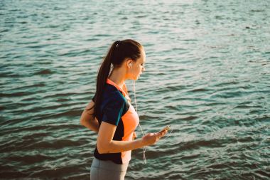 Kız bir akşam geniş bir nehir koşusu çalışır