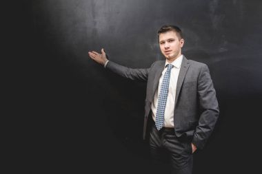 genç adam iş görünümlü bir şey kendini arkasında arka plan üzerinde gösterilen