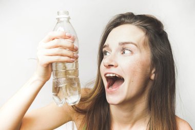 Sürpriz kadın şişe su üzerinde seyir