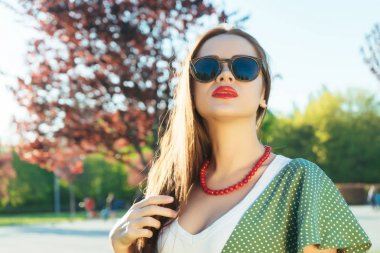 Moda stil gülümseyen Genç Kız bardaklarda. Sağlıklı gülümseme diş, saç