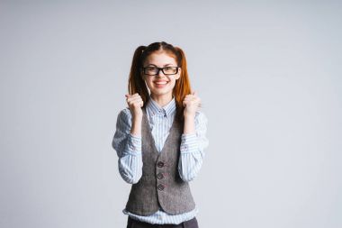 Beyaz bir arka plan üzerinde heyecanla elele gülümseyen öğrenci erkek