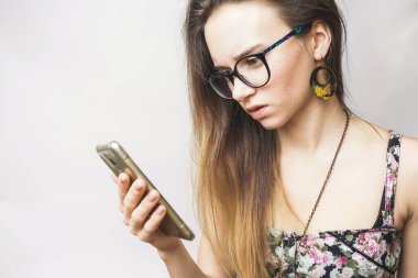 Sürpriz üzgün genç kadın telefon arıyor