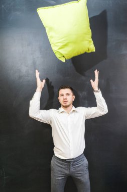 genç bir adam bir iş gömlekli bir yastık üzerinde kendini atar