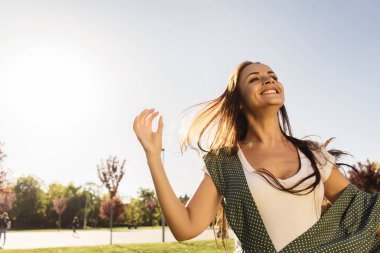 doğanın keyfini ücretsiz mutlu bir kadın. Güzellik kız açık. özgürlük kavramı. gökyüzü ve güneş güzellik kız. Güneş ışınları. keyfi.