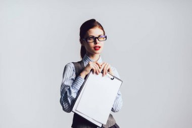 ikindilerde uzakta onun elinde bir dosyayla seyir gözlüklü kız Sekreter