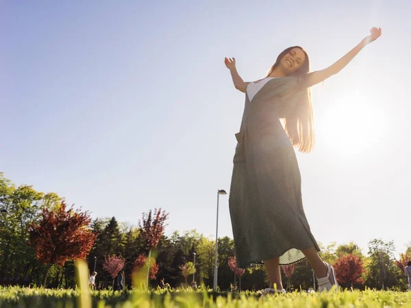 Radostná a šťastná žena na trávě venkovní, užívat si života, letní — Stock fotografie