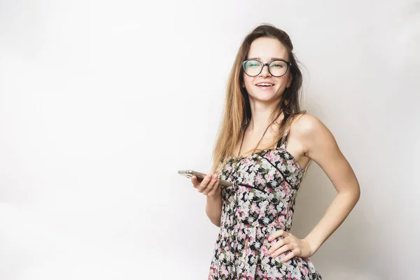 Mujer bonita con teléfono aislado, vestido de verano sobre un fondo blanco — Foto de Stock