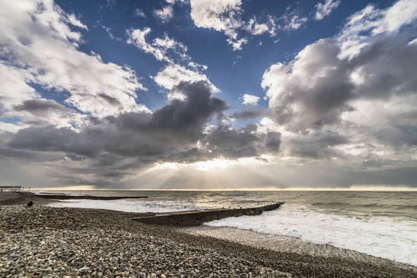 Una playa de piedra vacía en un banco en un clima tormentoso —  Fotos de Stock