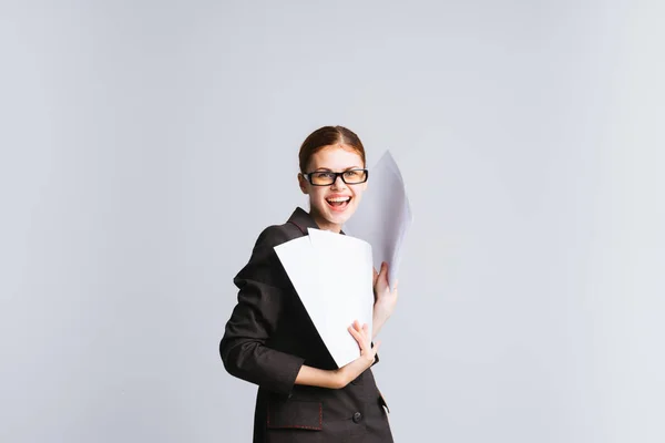 Sekretärin lacht und hält einen Stapel Papier in beiden Händen — Stockfoto