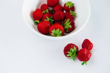 Taze çiğ sağlıklı beslenme çilek meyve plaka, izole beyaz, görünümü yukarıda, flatlay yakın-up, boşaltmak için metin, çerçeve