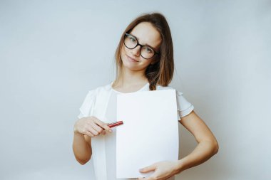 Çalışan kadın, kağıtları shownig üzerine bir şey güzel