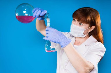 sürpriz bir göz olan bir kadın bilim adamı bir şişeye bir çözümden bir şişesi yağıyor