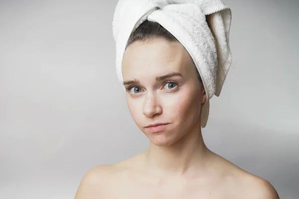 Mulher surpresa no banho em um fundo branco — Fotografia de Stock