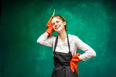 Kız elini kafasına yaslanmış gülümseyen önlük