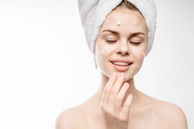 Kız gözleriyle gülen başında bir havlu ile kapalı