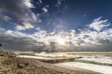 fırtınalı havalarda bir bankta taş beach